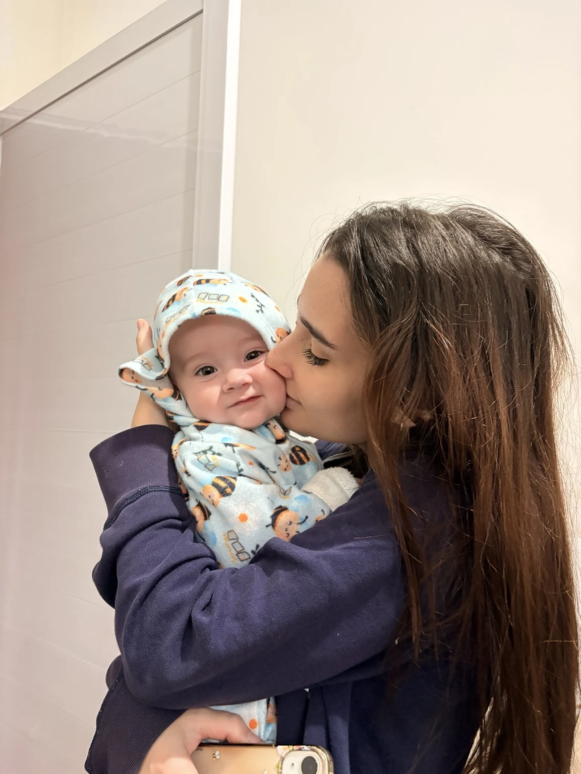 A mãe beijando sua bebê