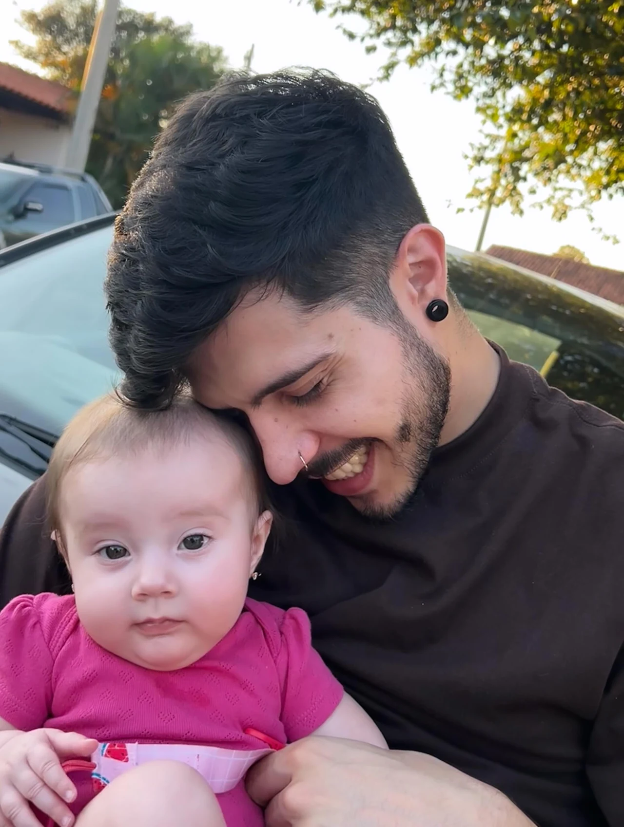 O pai com sua filha no colo